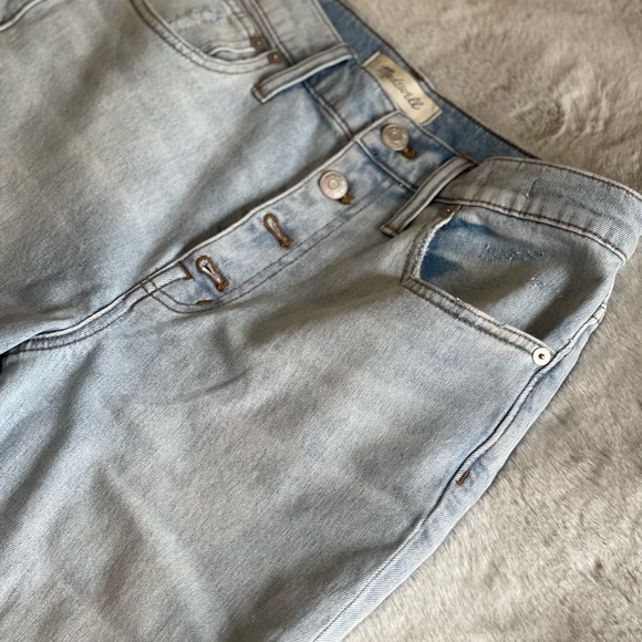 The High-Rise Slim Boyjean in Fitzgerald Wash: Button-Front Edition - 28 - Picture 9 of 9